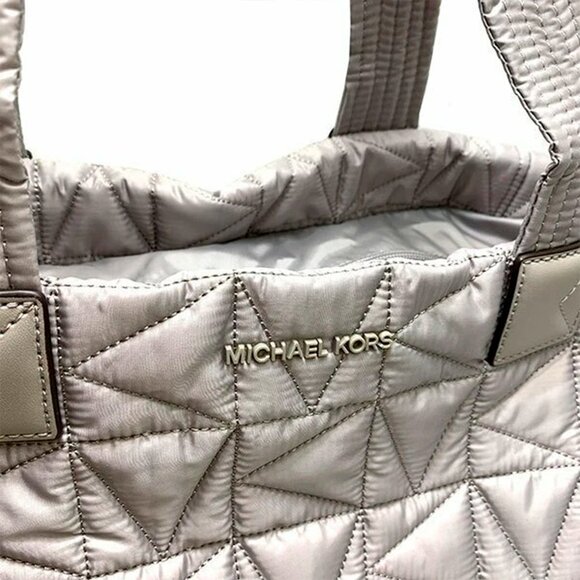 S Michael Kors Winnie Quilted Nylon Pearl Grey Large Tote 35T1TW4T3C NWT $398 - Picture 3 of 5